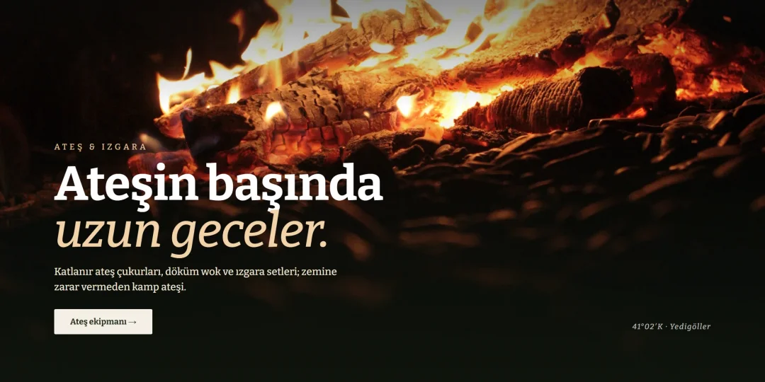 Karanlıkta yanan kamp ateşi