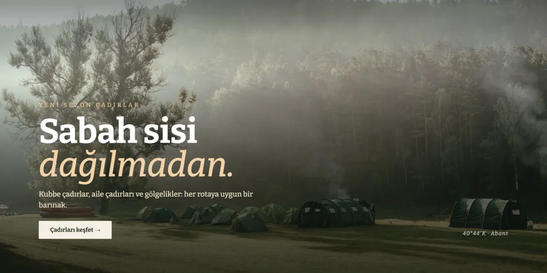 Sisli bir çayırda kurulmuş kamp çadırları